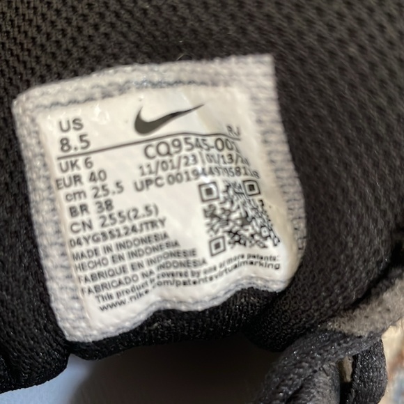 Nike Black and White Sneakers - Picture 5 of 6